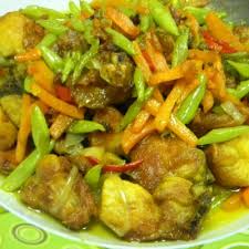 Lauk daging goreng kunyit sangat ngam untuk dinikmati bersama nasi putih panas, telur mata dan kicap manis. Resepi Daging Goreng Kunyit Berkuah