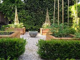 Yifat Orens Company Is Housed In A Beautiful Building In Los Angeles Yifat Wanted A Vegeta Garden Landscape Design Edible Garden Beautiful Raised Garden Beds