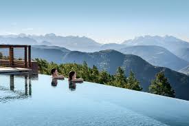 Infinity Pool Mit Panoramablick Auf Den Dolomiten Und Den Bozner Talkessel Piscina A Sfioro Hotel Vacanza