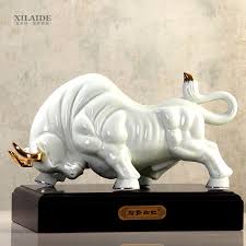 Cows and grass go togeher! Ceramic Creative Lucky Cow Bull Home Decor Crafts Room Decoration Handicraft Cattle Porcelain Animal Figurines Office Dec Bull Art Wood Sculpture Toy Sculpture