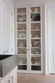 cabinets with glass paneled doors and interior lighting create the illusion of a window giving the s cuisine moderne amenagement maison cuisine design moderne