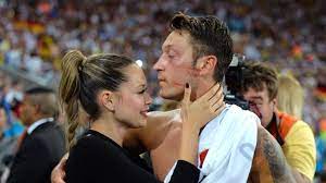Wird die beziehung zwischen fußballer mesut özil aus deutschland und seiner aktuelle freundin, mandy capristo das jahr 2021 überleben? Mesut Ozil Verteidigt Mandy Capristo Kritik War Unfair