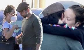 Olivia and jason had their first unofficial date backstage at saturday night live, but he refused to kiss her until their fourth date—and that was after ghosting her to the point that she. Olivia Wilde And Jason Sudeikis Are Friendliest Of Exes As They Share Heartfelt Hug After Meeting Daily Mail Online