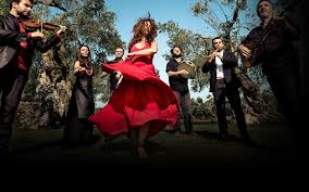 Il gruppo di pizzica pizzica salentina ascanti nasce a milano nel 2009, dall'incontro di ragazzi di origine pugliese, calabrese e siciliana trasferiti a milano per lavoro o per gli studi universitari. Storia E Leggenda Della Pizzica Caroli Hotels