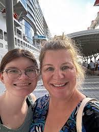 Melissa Hatt's Instagram, Twitter & Facebook