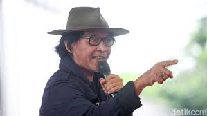 Tabahlah seperti perempuan, saban hari memandikan anak, tapi tak pernah menuntut adanya mesin cuci anak. Lekat Dengan Peran Antagonis Ini Kata Sujiwo Tejo