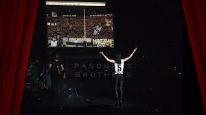 Ο ιβάν σαββίδης χόρεψε με τους παίκτες, έρανε την πάολα με ουκ ολίγους δίσκους με λουλούδια. Paola Paok Enar3h Fiestas Syn8hmata Paola Paok Fiesta Synthimata Youtube