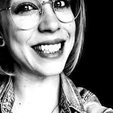 Laurie Simon's Instagram, Twitter & Facebook