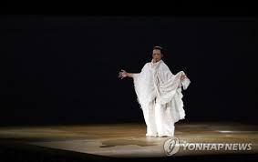 괌 (关岛 관다오) 뒤에는 통가 (汤加 탕자) → 앙골라 (安哥拉 안거라) → 앤티가 바부다 (安提瓜和巴布达 안티과허바부다) → 안도라 (安道尔 안다오얼) → 요르단 (约旦 위에단) 순으로 입장해야 했지만 실제로는 앙골라 → 앤티가 바부다 → 안도라 → 통가 → 요르단 순으로 입장했다. J9ezstfpotazvm