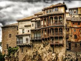 Encaramadas a la cornisa de la roca sobre la hoz del huécar, las casas colgadas son símbolo indiscutible de cuenca y verdaderas joyas de la arquitectura gótica. Pin En Pueblos Con Encanto