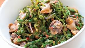We often have a craving for nonya flavours like a kerabu pucuk paku but we don't always want to have it with sambal belacan. Resipi Kerabu Kerang Bersama Pucuk Paku Makanlena