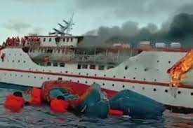 Saat kapal terbakar, seluruh penumpang panik dan berupaya menyelamatkan diri dengan cara melompat ke laut. V4ljzp9cqhogwm
