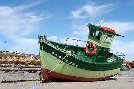 Petit Bateau De Peche Cotiere Pose Sur Le Sable A Maree Basse Tremazan Finistere Bretagne Boats Old Boats Boat Design Sailboat Painting Fishing Boats