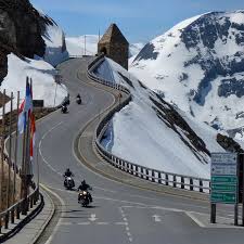 Ihr besuch im grossglockner resort. Classic Scene Of The Grossglockner Hochalpenstrasse Beautiful Roads Austria Places To Visit
