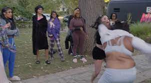 How Biggie didn't stand on business with akbar when she threw her purse? At  that point it's up to akbar to start swinging just like Biggie did when  Jaidyn threw them flowers.