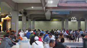 Pariwisata bali yang belum dibuka untuk wisatawan mancanegara berdampak pada pelaku usaha kecil maupun menengah. Menikmati Buka Bersama Dan Malam Nuzulul Quran Ramadhan 1440 Di Masjid Pinggir Pantai Sanur Tribun Bali