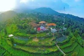 Pada gambar selanjutnya yang keempat ada gambar pemandangan gunung dan sawah yang juga tidak biasa karena ini bisa dibilang bukan gunung tapi perbukitan. Foto Pemandangan Kampung