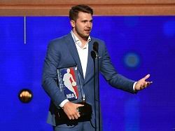 Jun 08, 2021 · しかし、ドンチッチとポルジンギスのデュオが噛み合わないのはポルジンギスのプレースタイルや意欲の問題ではなく、ドンチッチにも問題がある。シーズンを重ねるごとにドンチッチの存在感は強くなり、彼がオフェンスの主導権を握るようになった。 Nbaã¾ã¨ã‚ Nba æ–°äººçŽ‹ã«ã¯dalã®ãƒ«ã‚« ãƒ‰ãƒ³ãƒãƒƒãƒ æœ€å„ªç§€èºé€²é¸æ‰‹è³žã¯torã®ãƒ'ã‚¹ã‚«ãƒ« ã‚·ã‚¢ã‚«ãƒ 