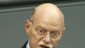 Verteidigung: Struck: Geld für Gerät