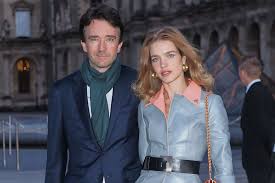 His father owned a construction business. Natalia Vodianova Fiancee A Antoine Arnault Elle Revele Sa Sublime Bague