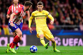 Borussia dortmund's christian pulisic halted a nextvr interview to take a photo with a young fan who ran out. Chelsea Signs Christian Pulisic U S Star To Remain At Dortmund