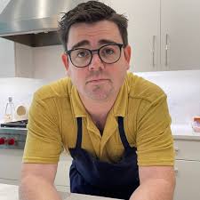 French Onion Soup 5 Large yellow onions (Sliced) 6Tbsp good quality butter  Large handful fresh thyme 5 bay leaves 1Tbsp black peppercorns 8oz  @gruyere_aop cheese 8fl oz dry French white wine 8