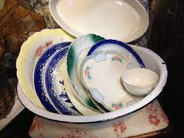 Organize Decorative Plates For Display In Your Antique Booth Using An Old Enamelware Tub Or Ba Antique Booth Ideas Antique Display Ideas Antique Booth Displays
