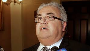 Se entrega senador estatal hispano acusado de corrupción política y fraude