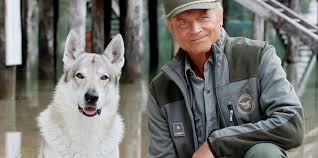 His mother was german, and as a child the family lived near dresden, saxony, germany where they survived the allied bombings of world war ii. Serie Die Bergpolizei Mit Terence Hill Er Reitet Jetzt Durch Tiroler Berge Taz De