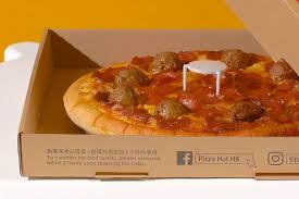 Pizza Saver Inspira Mesa De Tres Pes Criada Pela Ikea Em Parceria Com A Pizza Hut Em 2020 Pizza Hut Pizza Caixa De Pizza