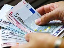 Θεωρητικά, μια αύξηση κατώτατου μισθού δεν είναι μια λάθος απόφαση, αν και το timing δεν είναι ιδανικό. Oxi Sthn Ay3hsh Toy Katwtatoy Mis8oy Sofokleousin