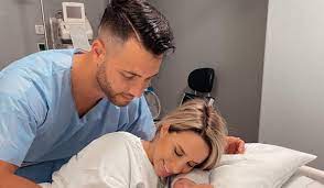 A apresentadora revelou que o trabalho de parto durou mais de 24 horas quando anunciou o nascimento da filha: Helena Coelho Mostra A Cara Da Filha E Explica Como A Maquilhagem Resistiu Ao Parto