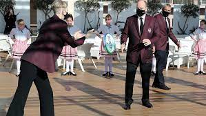 In liebe, tante charlene, fügte sie dem bild hinzu, auf dem sich das geburtstagskind über eine große torte freut. Furst Albert Ii Charlene Von Monaco Doppelt Halt Besser Furstenpaar Tragt Coolen Partnerlook