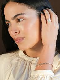 A moment for our Jolie! This ring is absolutely perfect for those looking  for a classic style with a seamlessly added design detail underneath. ✨  Paired with any cut or stone, this