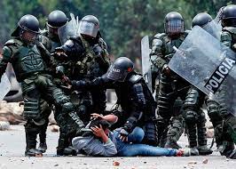 Con ese gesto y ese uniforme, bien podría tratarse de un trabajador de fábrica, un ingeniero de obra o algún especialista que requiera de una capa de protección adicional. Quienes Se Le Miden A Formar Parte Del Esmad La Fuerza Mas Odiada De Colombia Las2orillas