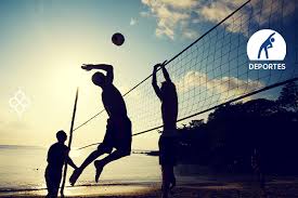 El árbitro principal es el que está ubicado al lado de los postes y su objetivo es dirigir el juego, dando las indicaciones pertinentes y sacando tarjetas cuando haga falta. Voleibol Amoni