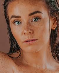 Emilee Simpson's Instagram, Twitter & Facebook