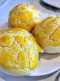 Scale the bread dough into 50 g each (2 oz.) and mold into a ball. Pineapple Bun Recipe Custard
