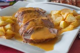 Solomillo de cerdo relleno al horno con salsa de champiñones. Solomillo En Salsa