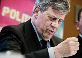 Polderen tegen cybercrime Alle ballen op de spits Onderste steen boven