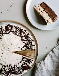 Ice cream comes in many different forms (cake, sandwich, cone, cup), flavours (chocolate, strawberry, mint, etc) and variations (gelato, sorbet, froyo) and all of these are loved around the world. A Very Simple Ice Cream Cake