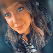 Elisha Lynn's Instagram, Twitter & Facebook