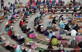 A Man Takes The Quran From Drawer Nuzul Al Quran Foto Astro Awani