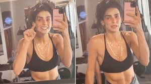She debuted on television in the telenovela bajo el alma. Barbara De Regil Y Su Consejo Ante Los Ataques Cuando Alguien Te Critica No Hagas Nada Infobae