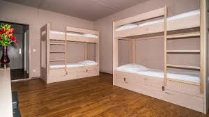 Ausgestattet mit einem fernseher kann man zumindest damit die langeweile bekämpfen. 4 Bett Zimmer Mit Bad Im Hostel Munich City Bild Von Smart Stay Hostel Munich City Munchen Tripadvisor