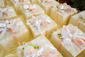 Mendapatkan hadiah yang tidak romantis hal seperti ini tidak selalu terjadi sih, tapi ada kemungkinan tahun depan, saat merayakan ulang tahun pernikahan (atau ulang tahun anda) sangat mungkin diberi hadiah yang sangat tidak romantis. Mau Kado Murah Tapi Kelihatan Mahal Inilah 7 Pilihan Kado Pernikahan Yang Bisa Kamu Berikan