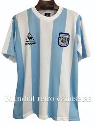 El juego de la selección argentina con una pelota de fútbol americano. Camiseta Argentina 1986 Titular