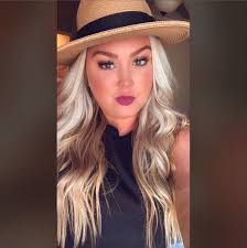 Kari Waldron's Instagram, Twitter & Facebook