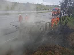 Dalam kejadian itu, empat buah kenderaan jenis toyota camry, toyata hilux, mercedes benz dan van mitsubishi turut musnah dijilat api. Kereta Terbakar Calon Spm Luka Di Mata