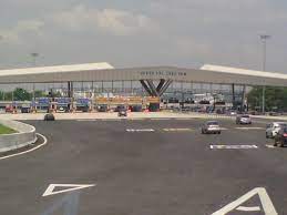 Bagi yang ingin ke timur, pengguna boleh menggunakan lebuhraya besraya melalui plaza tol loke yew untuk ke mrr2 bagi memastikan perjalanan yang lebih selesa. Info Trafik Besraya Sur Twitter 1852 Timur Lebuh Raya Sg Besi Kini Dibuka Laluan Percuma Di Plaza Tol Loke Yew Sehingga 14 5 2014 Harap Maklum Http T Co Usogqo6wgv